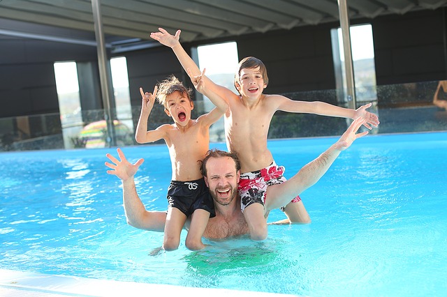 děti s otcem v bazénu